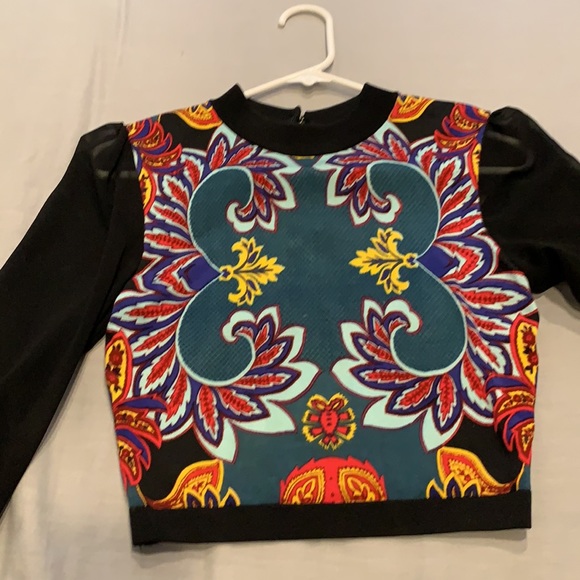 Beautiful statement long-sleeved crop top - Picture 2 of 2